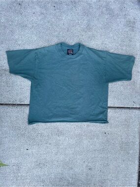 Vintage 90s green Soffe’s heavyweight cropped shirt size large (20.5x21 inches)